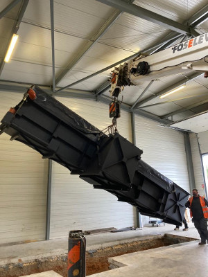 Fosse préfabriquée en usine placée en un seul bloc dans un garage
