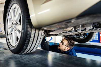 un homme dans une fosse de maintenance. 